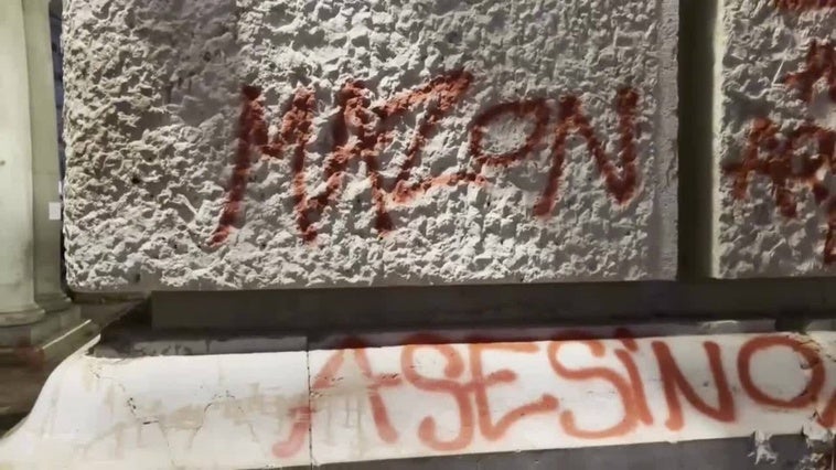 Cordón policial en el Ayuntaminto de Valencia y pintadas en el Palau