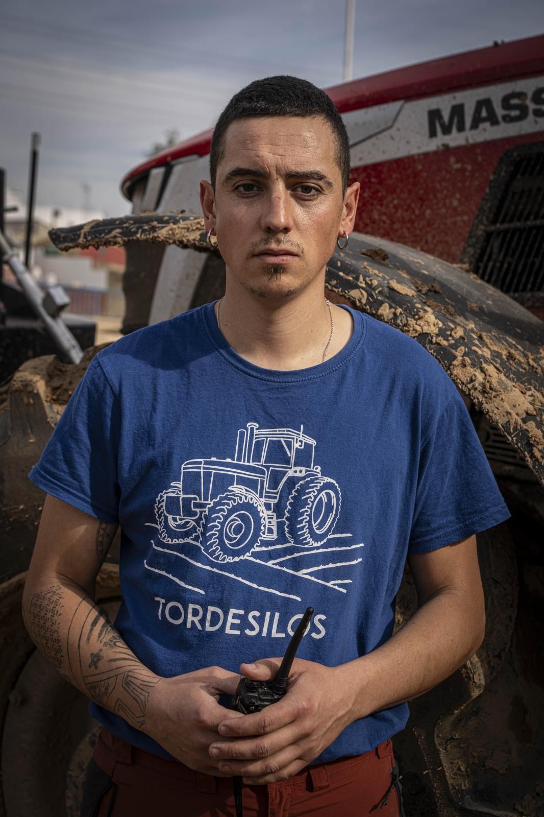 Antonio López. Agricultor. 27 años. Tordersilos (Castilla-La Mancha). El lunes a las 4 de la mañana subió su tractor a una góndola y llegó a las zonas afectadas para echar una mano en todo lo posible: «Esto era un caos por organización y sobre todo por la gente, que está muy jodida y lo ha perdido todo». Se ha organizado con unos cuantos agricultores de Catarroja y se comunican con walkie-talkies. Trabajan con la policía. «Lo que más hace falta es maquinaria grande para sacar todo y poder limpiar las calles», cuenta.