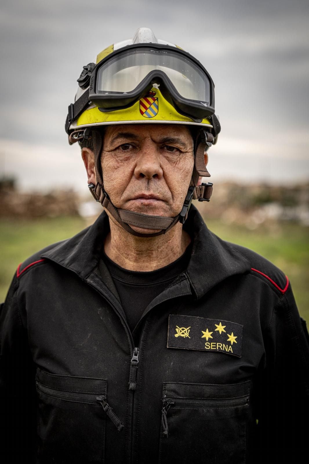 Juan de Dios Serna Gilabert. Capitán de la UME. 56 años. Alicante. El Capitán Serna llegó el martes a Utiel y a Requena, el jueves a Catarroja. Es el jefe del subgrupo táctico 3B y sobre él recae el Puesto de Mando Avanzado de la UME en Catarroja y Albal. Junto con las Fuerzas Armadas y los servicios de Emergencia de la Generalitat, abordan las misiones de esta crisis. «Nosotros estaremos aquí ayudando mientras el mando no ordene lo contrario», dice.