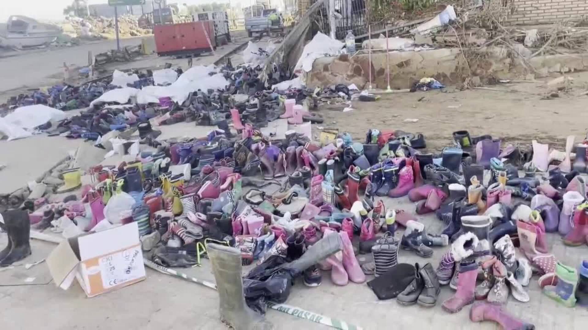Las botas de los voluntarios de la dana ya tienen su propia &#039;zapatería&#039; en Paiporta