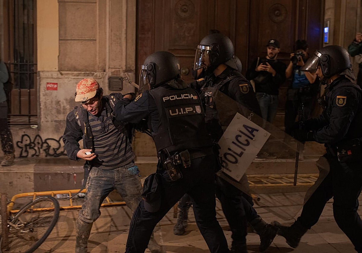 Un momento de las cargas policiales del sábado por la noche en la capital valenciana