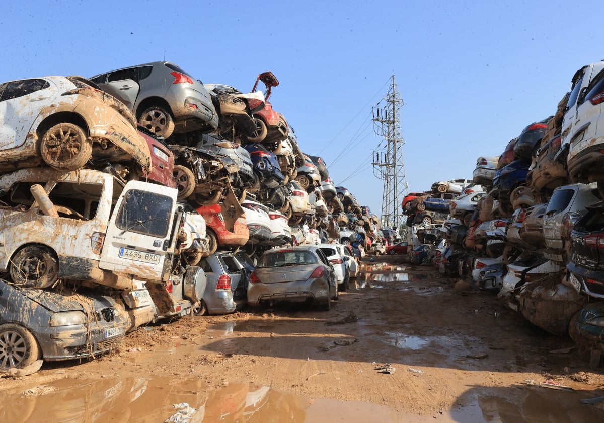 Uno de los cementerios de coches en la localidad de Paiporta