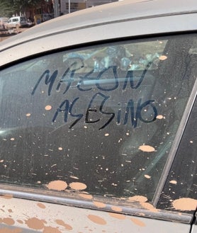 Imagen secundaria 2 - Los coches que todavía no han sido retirados de la zona cero se han convertido estos días en improvisados lienzos en el que voluntarios y afectados plasmados sus denuncias y reclamaciones