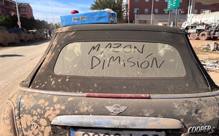 Imagen principal - Los coches que todavía no han sido retirados de la zona cero se han convertido estos días en improvisados lienzos en el que voluntarios y afectados plasmados sus denuncias y reclamaciones