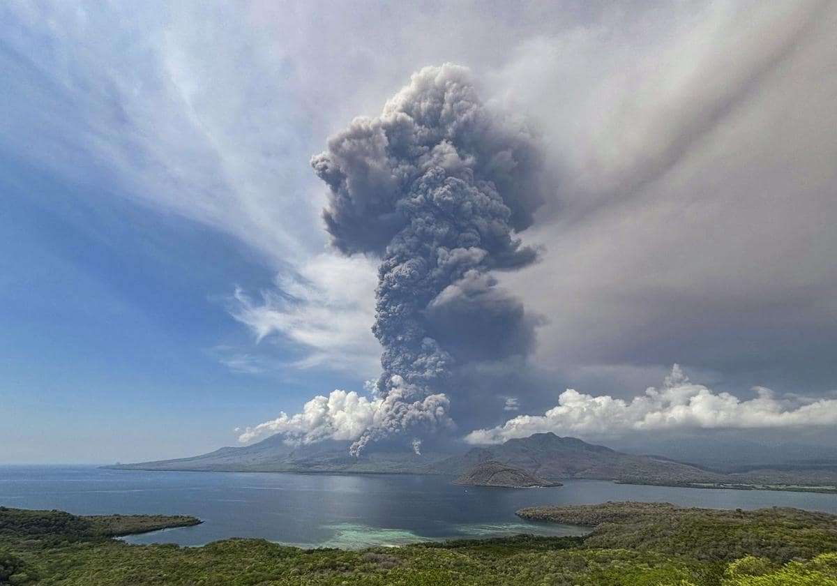 El monte Lewotobi Laki-laki, en la oriental isla de Flores, sigue expulsando grandes nubes de ceniza