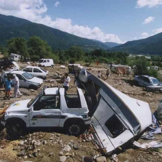 Varios vehículos destrozados tras la inundación del camping de Biescas (Huesca) en agosto de 1996