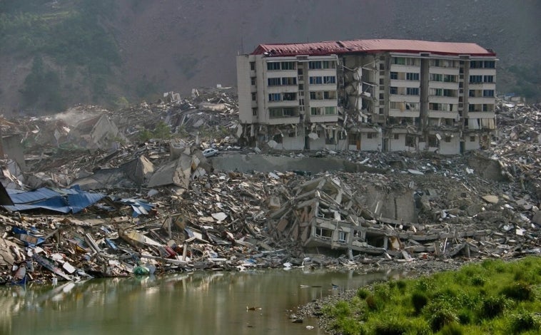 Imagen principal - El terremoto en la provincia china de Sichuan dejó casi 90.000 muertos en mayo de 2008 (imagen superior). En noviembre de 2013, el tifón Yolanda (Haiyan) causó 6.300 víctimas mortales en la isla filipina de Leyte (arriba a la izquierda). Por último, un doble seísmo de magnitud 7,8 se cobró 53.000 vidas en Turquía y otras 8.000 en Siria en febrero del año pasado (arriba a la derecha) 