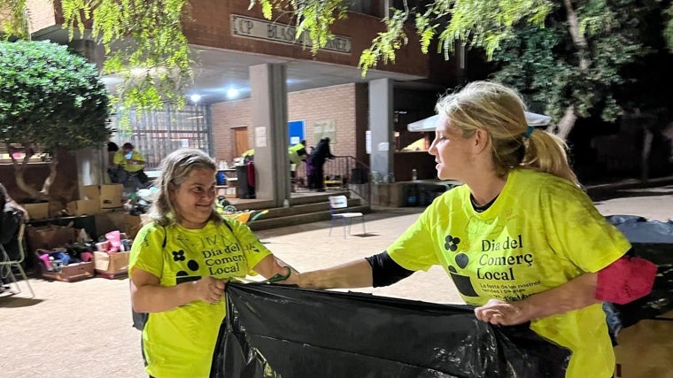 Fina, a la izquierda, ayuda a otra voluntaria, Rebeca, en el centro logístico de ayuda que montaron en el colegio Blasco Ibáñez de Benetússer