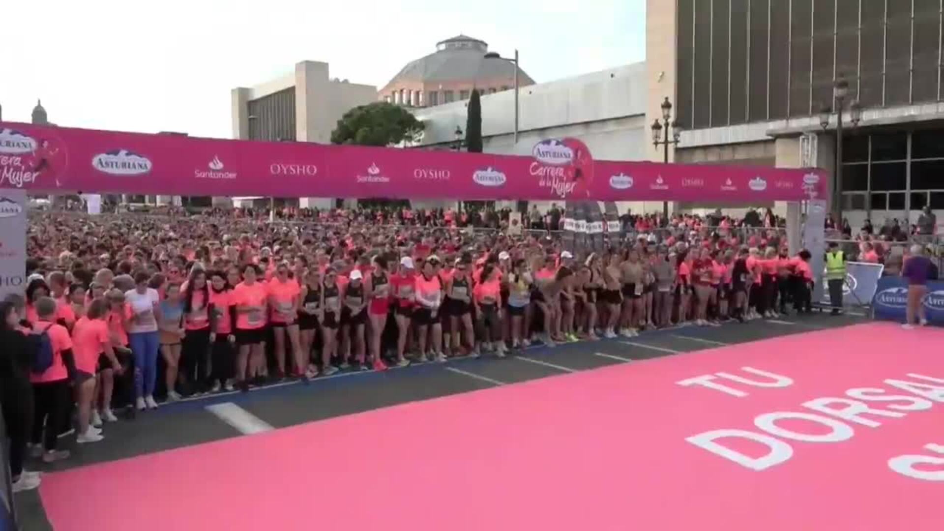 Cerca de 35.000 participantes en la Carrera de la Mujer en Barcelona, que recuerdan a las víctimas de Valencia