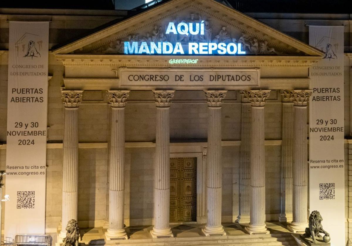 Greenpeace ha proyectado «Aquí manda Repsol», en la fachada del Congreso de los Diputados