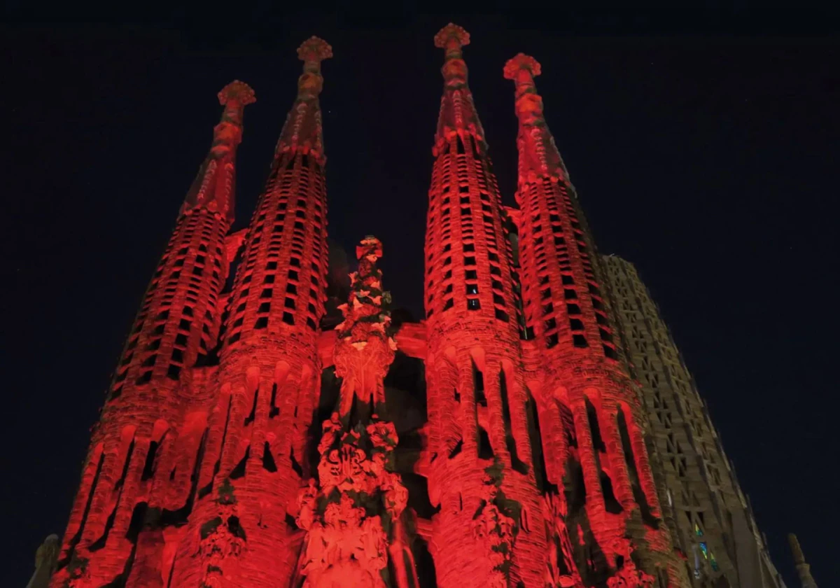 La basílica de la Sagrada Familia de Barcelona iluminada de rojo en una edición anterior