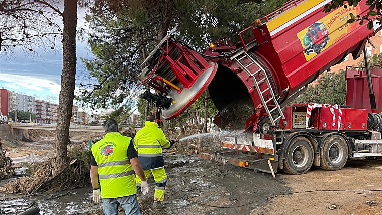 Valencia lucha contrarreloj por desatascar el lodo en 800 kilómetros de desagüe