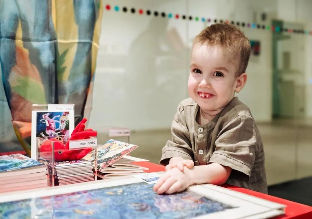 Marco, niño con síndrome de Menkes, sonríe con sus juguetes