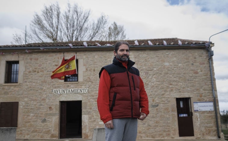 Imagen principal - Arriba, Antonio Otero, alcalde. Abajo a la izquierda la población habitual del pueblo. A la derecha, Anacleto García y su mujer.