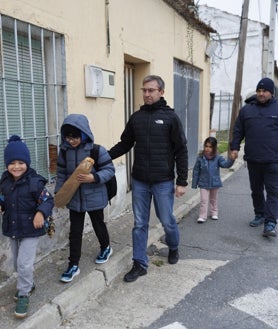 Imagen secundaria 2 - Arriba, Javier González, alcalde de Hontanres de Eresma. Abajo, Itziar junto a su hijo. A la derecha, niños saliendo del colegio.