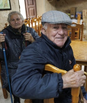 Imagen secundaria 2 - Arriba, Antonio Otero, alcalde. Abajo a la izquierda la población habitual del pueblo. A la derecha, Anacleto García y su mujer.