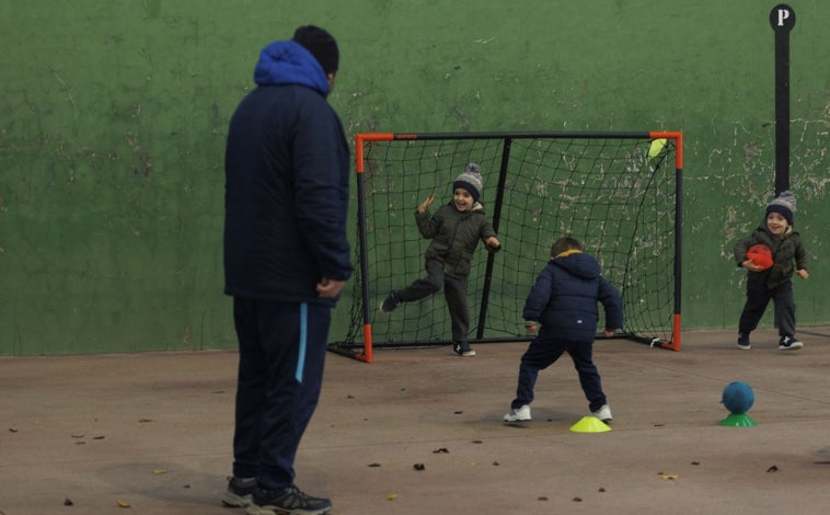 Imagen principal - Arriba, niños jugando en el frontón. Abajo a la izquierda, Mayte, profesora de Yoga. A la derecha, María, hostelera.