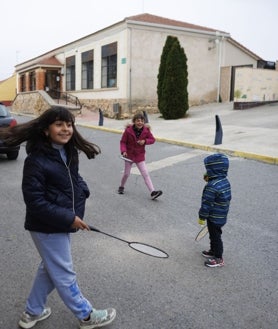 Imagen secundaria 2 - Arriba, Mariano, de Ventosilla y Tejadilla con su tractor al fondo. A la izquierda, la iglesia de Ventosilla. A la derecha, niños jugando en Hontanares de Eresma.