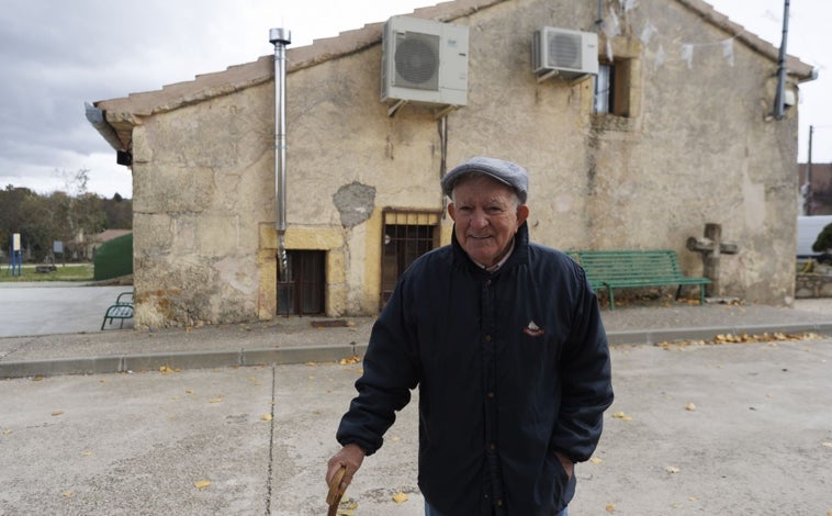 Imagen principal - Arriba, Anacleto García, en Ventosilla y Tejadilla. Abajo, Lino Calle (izq.) y Pedro Blanco (dcha) en Hontanares de Eresma