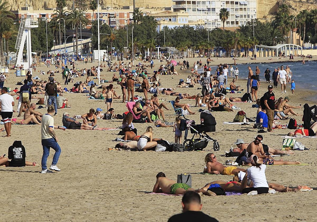 Vista de la playa de El Postiguet de Alicante durante este otoño