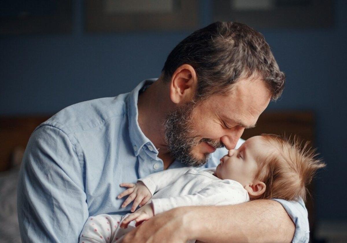 Una sentencia obliga a pagar el permiso parental a un empleado municipal de Barcelona