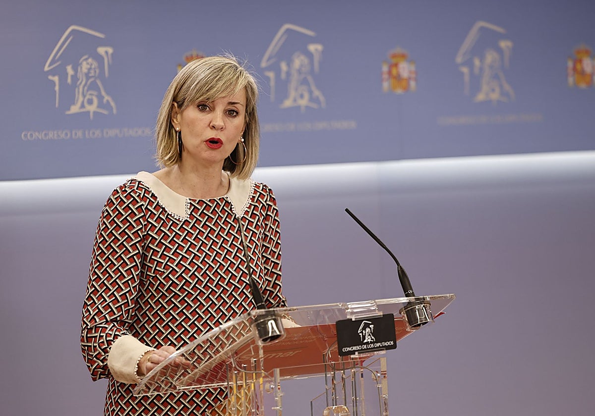 La portavoz del Grupo Parlamentario Plurinacional Sumar en el Congreso, Verónica Martínez Barbero, en una rueda de prensa en la que solo ha querido contestar preguntas sobre el colectivo LGTBIQ+