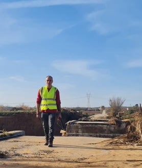 Imagen secundaria 2 - En la foto superior, el estado en que quedó el puente tras la crecida del rio Magro. Debajo, la tubería con el suministro de agua que se puedo instalar gracias a la flecha. Debajo, Luis Ignacio Soriano, con su arco, después de realizar el tercer lanzamiento, con el que consiguió cruzar la brecha 