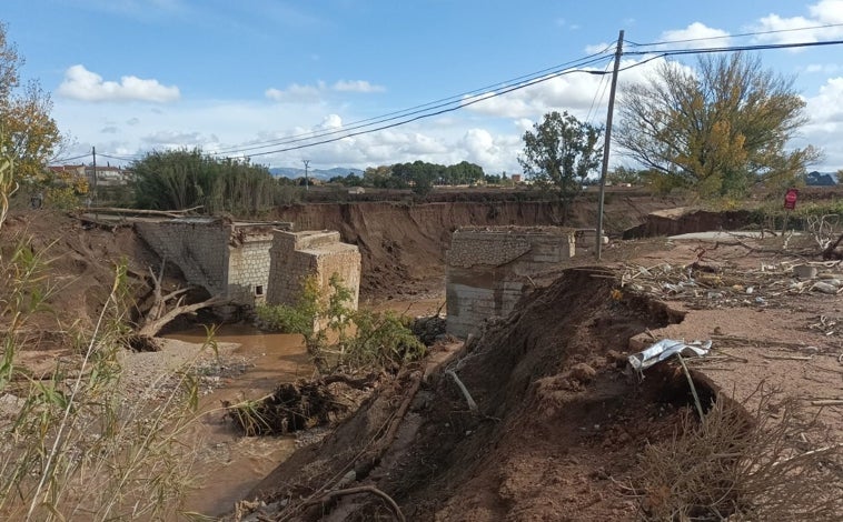 Imagen principal - En la foto superior, el estado en que quedó el puente tras la crecida del rio Magro. Debajo, la tubería con el suministro de agua que se puedo instalar gracias a la flecha. Debajo, Luis Ignacio Soriano, con su arco, después de realizar el tercer lanzamiento, con el que consiguió cruzar la brecha 