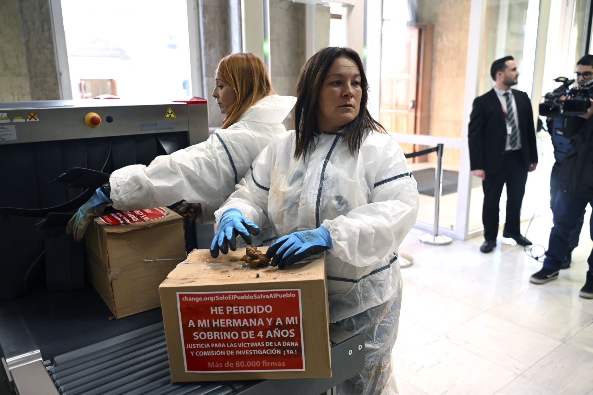 Maite Pagán entra al Congreso de los Diputados con las firmas de los familiares afectados por la DANA