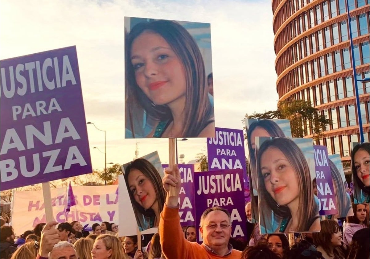 Antonio Buza en una manifestación para pedir justicia para su hija Ana