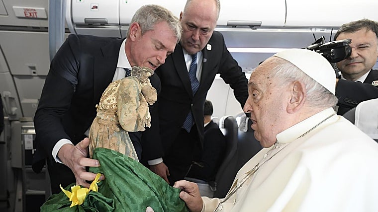 El Papa recibe la estatua del ángel de la parroquia de Picaña