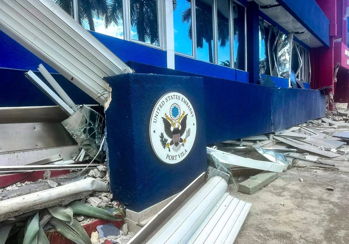 Vista general de los daños sufridos por el edificio que alberga la Embajada de Estados Unidos en Port Vila