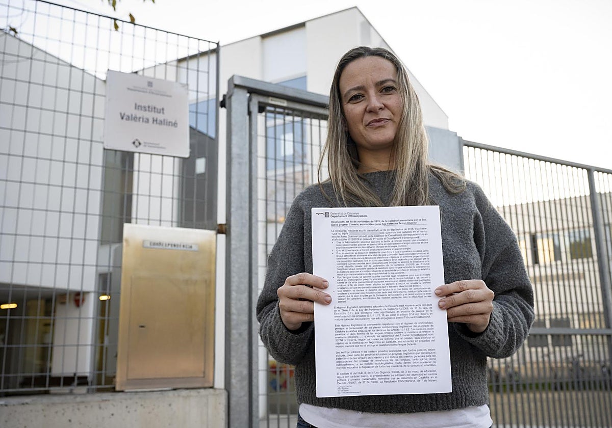 Dafne, frente al instituto Valèria Haliné de Castelldefels