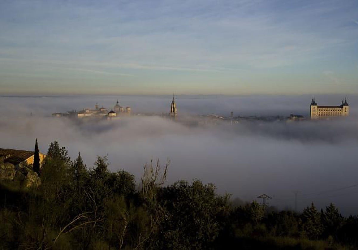 Imagen del casco histórico de la ciudad de Toledo con niebla