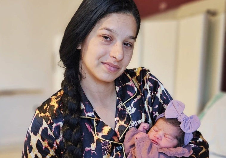 Lucía, nacida en Madrid, y Nayeli, en Barcelona, las primeras bebés españolas de 2025