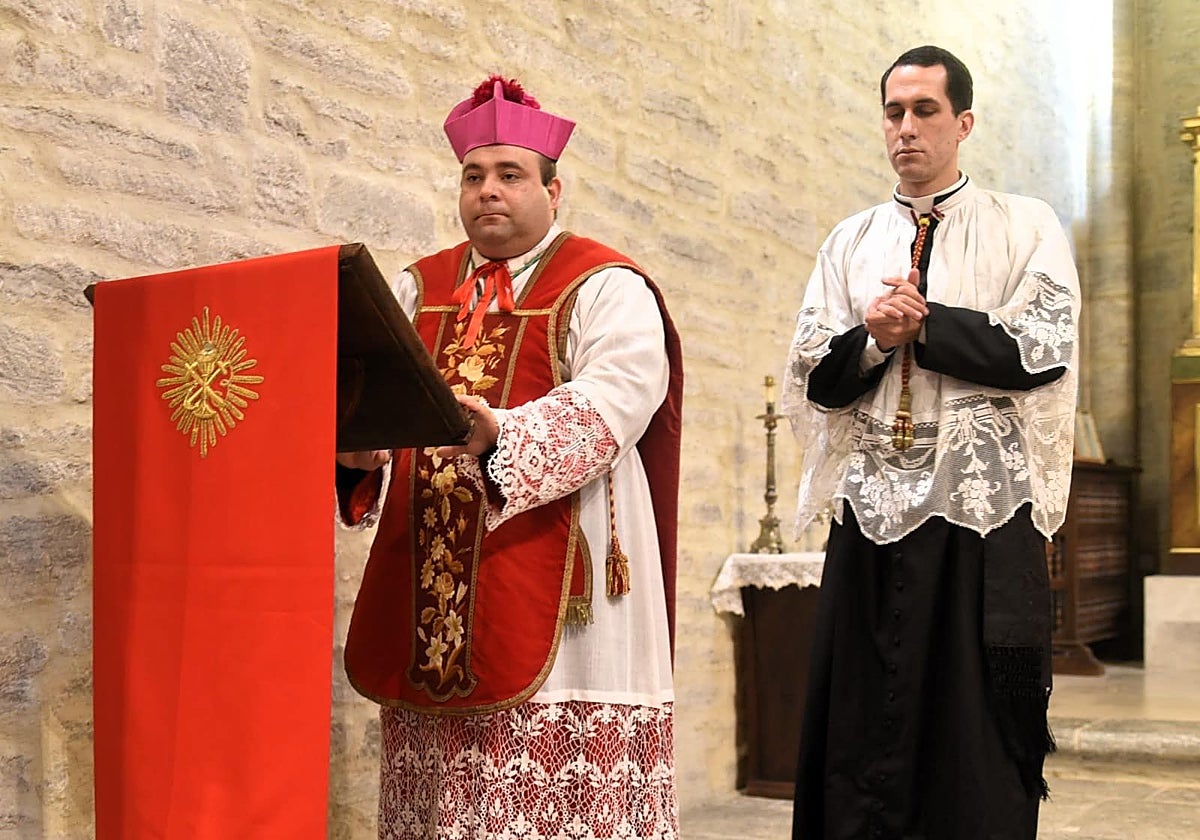 El seminarista Cavalcante, a la derecha, junto al obispo sedevacantista en la capilla del monasterio de Belorado