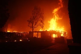 El incendio de Los Ángeles avanza sin control y fuerza la evacuación de 30.000 personas