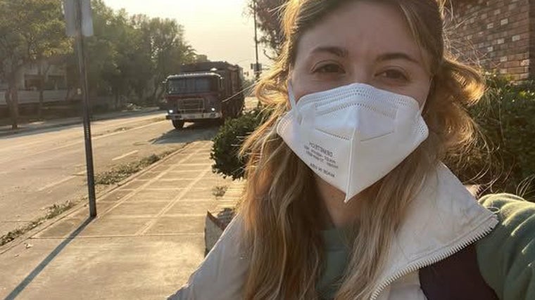 Lidia Pozo junto a un camión de bomberos en el barrio de Burbank, Los Ángeles