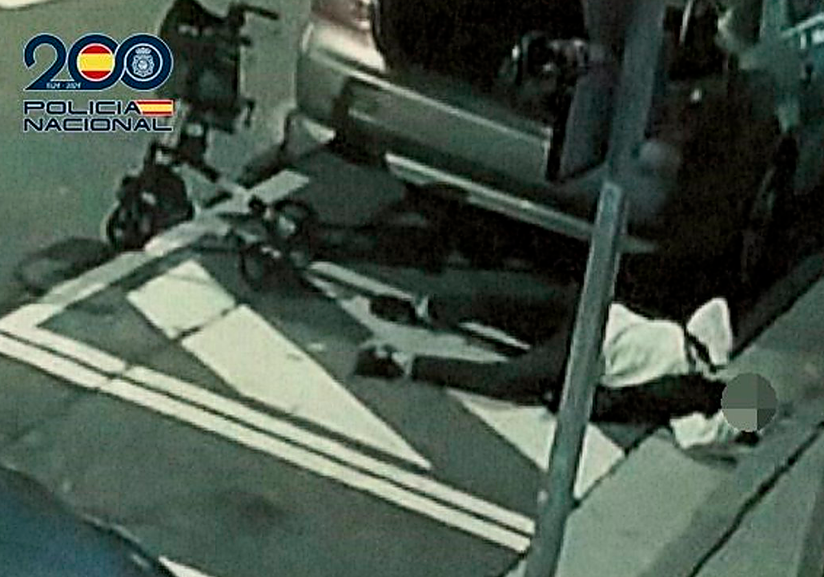 La mujer simulando un desmayo