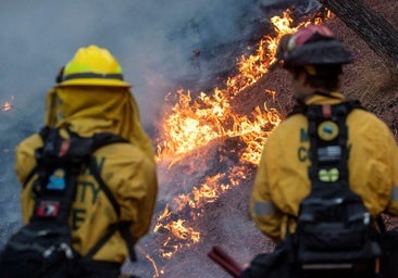 Los bomberos de Los Ángeles, al límite: el viento les complica aún más la lucha contra los incendios descontrolados