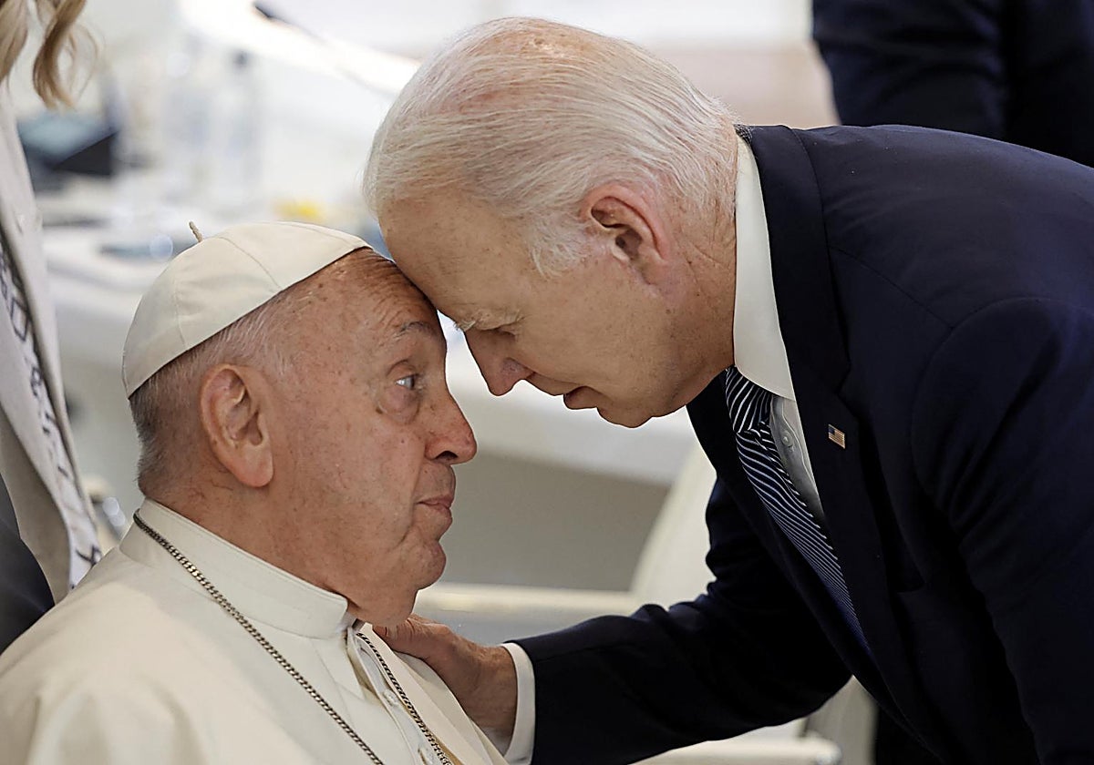 Biden saluda a Francisco en un viaje a Italia para la cumbre del G-7