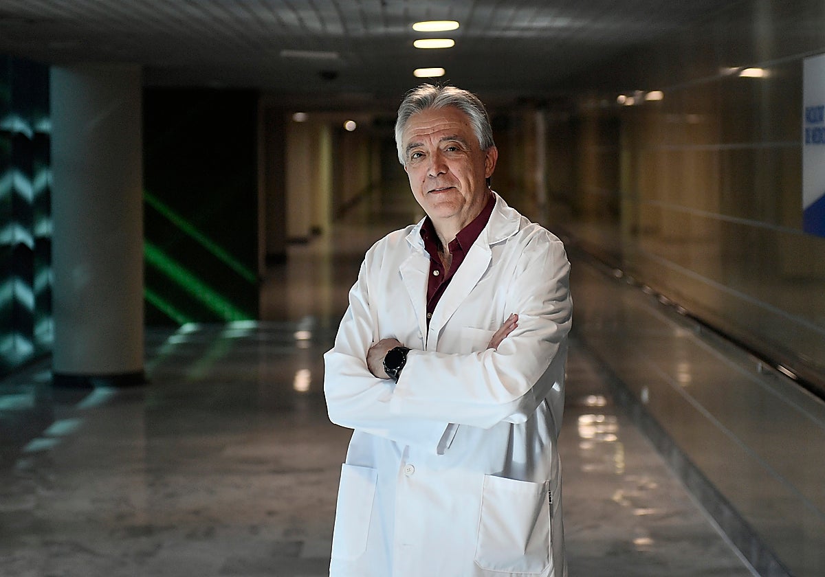 El doctor Ramírez Manent posa en uno de los pasillos de la Facultad de Medicina donde también da clases