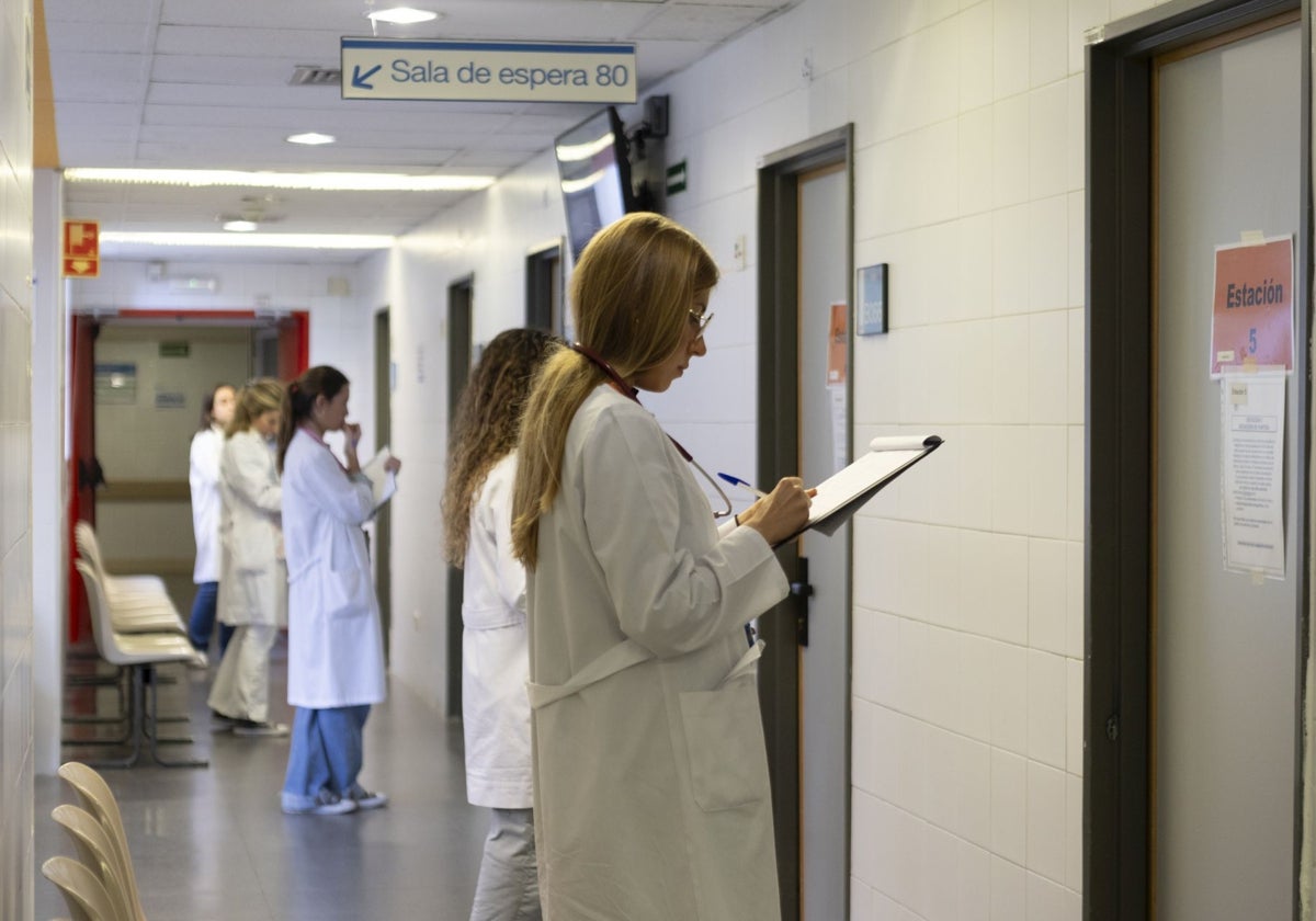 Médicos en formación en un hospital de Madrid
