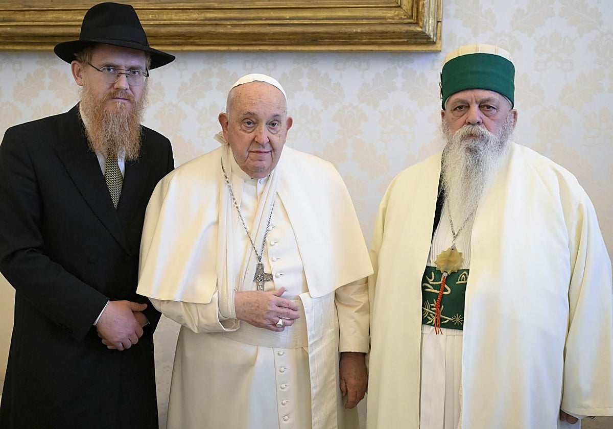 El Papa con el líder de la comunidad Bektashi de Tirana, Haji Dede Edmond Brahimaj, donde se aprecia el brazo inmovilizado del Pontífice