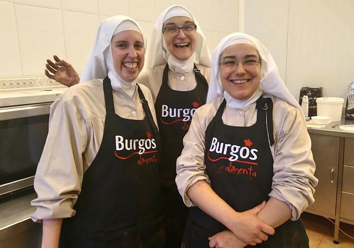 De izquierda a derecha, sor Sion, junto a las dos exreligiosas que han abandonado el convento, sor Paz y sor Adriana, en una imagen de 2020