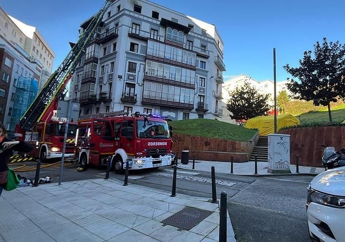 Efectivos de emergencias trabajan en la extinción del incendio en la calle Juan de la Cosa
