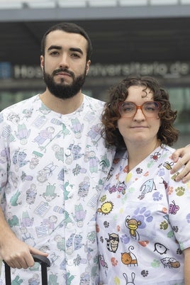 Antonio Jesús García y María Fernández Bazán posan en al hospital de Orense en el que actualmente trabajan juntos tras irse de Andalucía