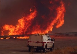 Un nuevo incendio alrededor de Los Ángeles obliga a evacuar a más de 50.000 personas