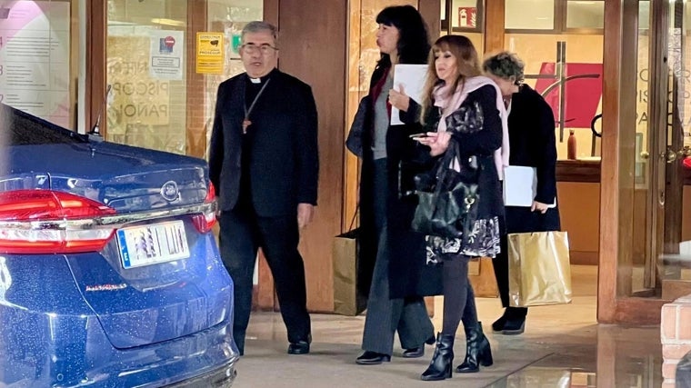 Argüello y la ministra en la puerta de la sede de la Conferencia Episcopal a la salida de la reunión