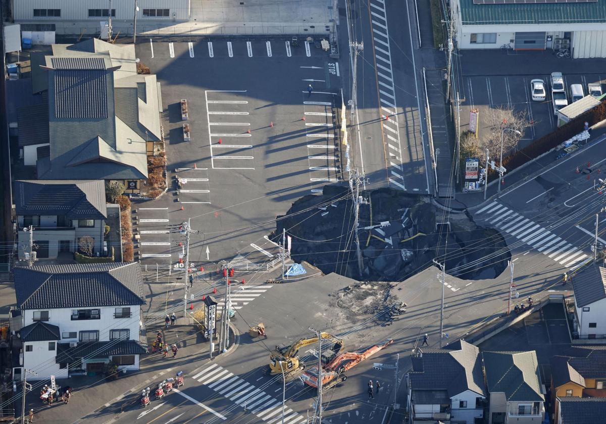 Vista aérea del socavón donde permanece atrapado un hombre en Tokyo, Japón